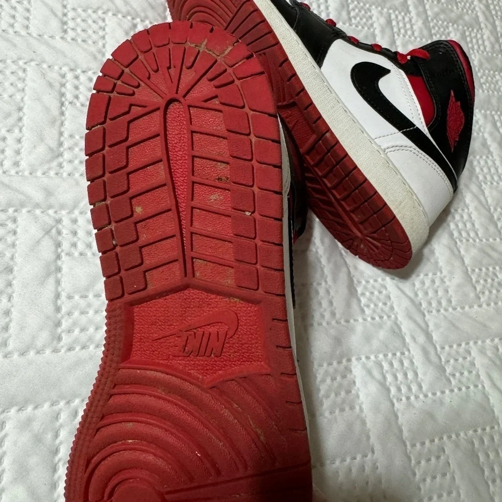 Nike Jordan 1 Mid Red White Black Youth 5.5 Woman 7 Sneakers Running Shoes - Picture 2 of 14